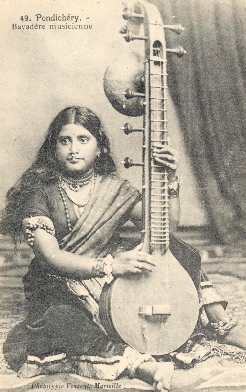 15-23 - Pondichery - bayadere musicienne